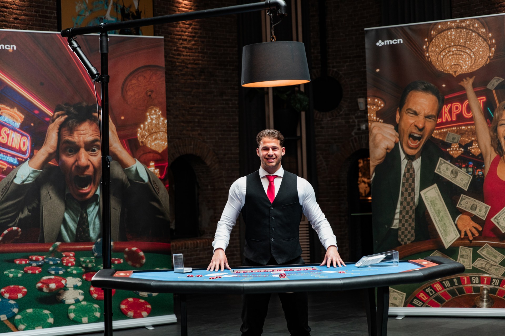 Croupier aan een blackjack tafel